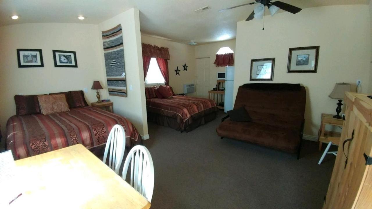 Alpaca Inn, The