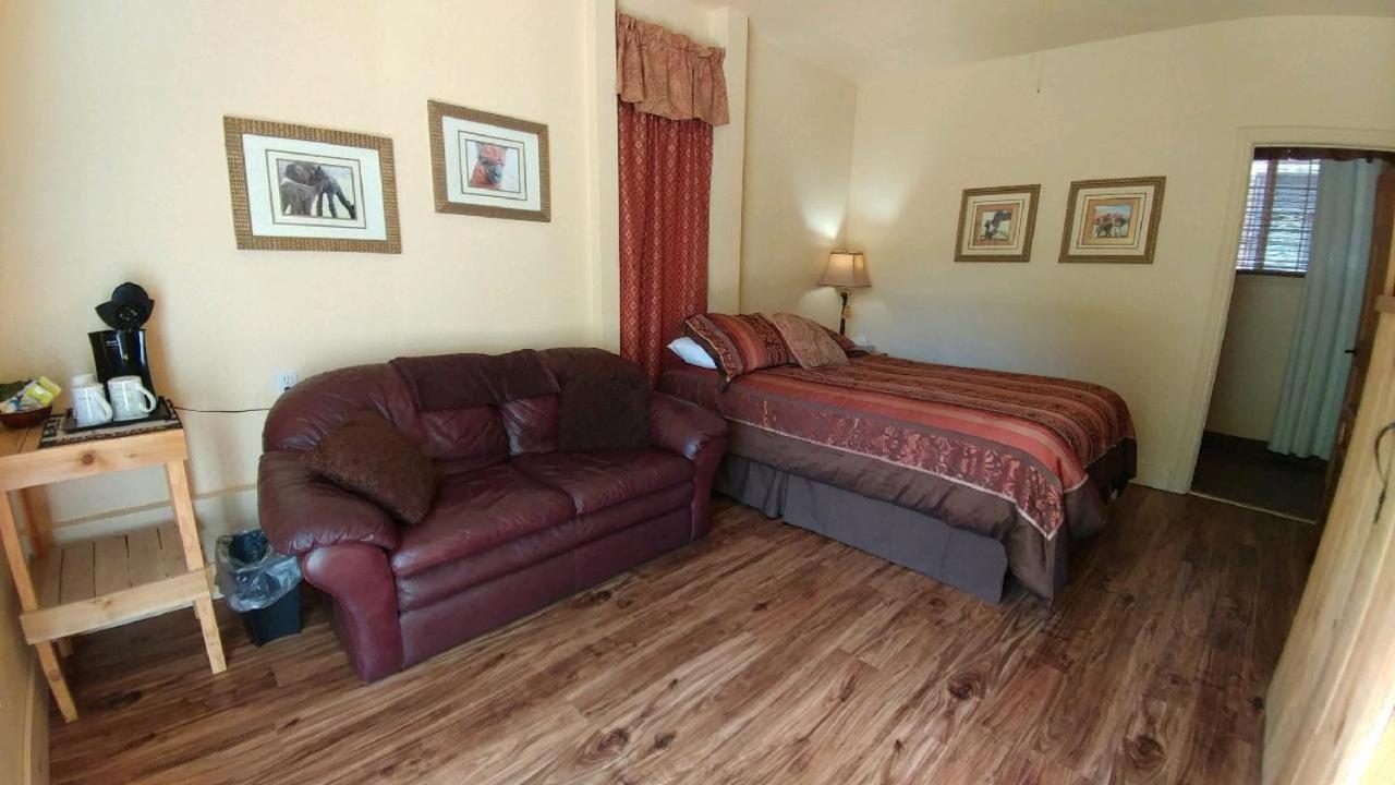 Alpaca Inn, The *