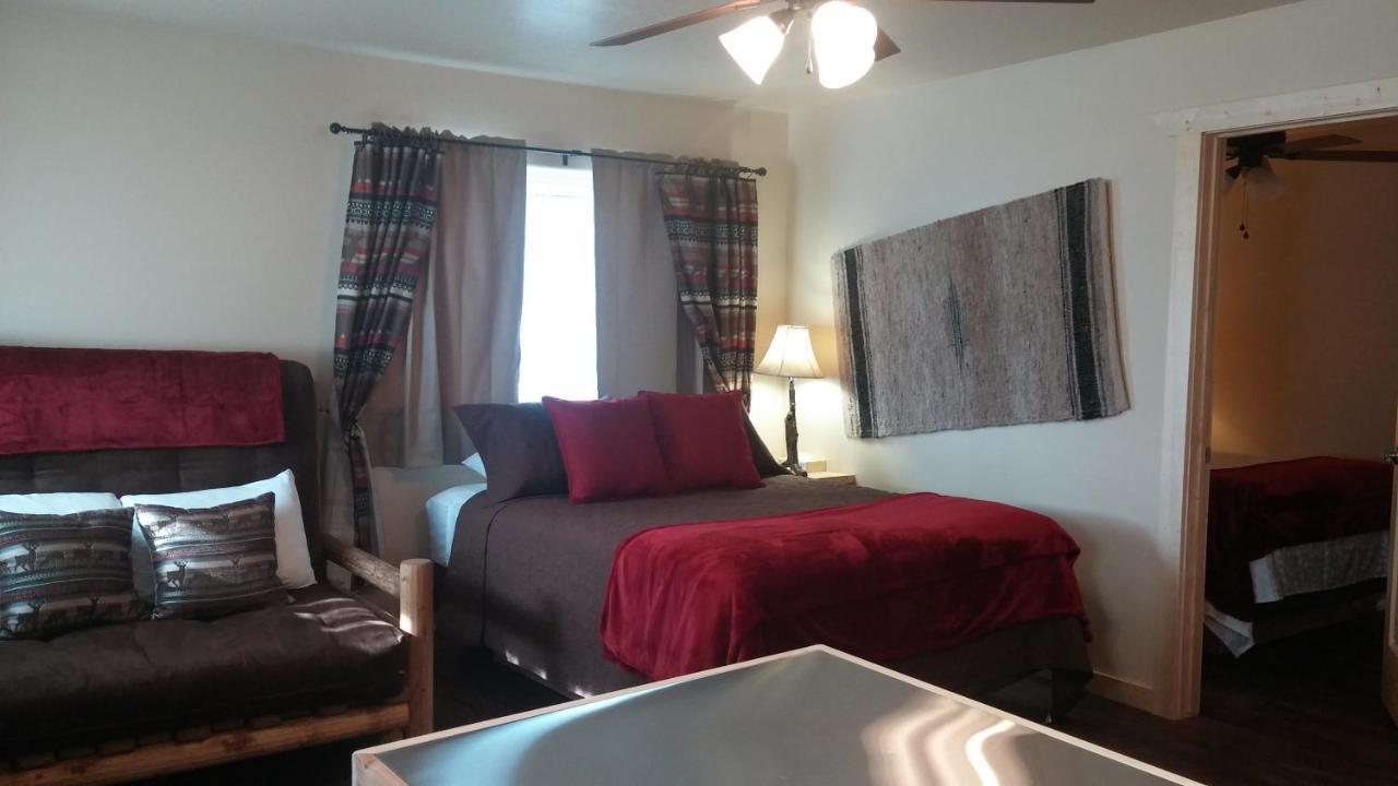 Alpaca Inn, The